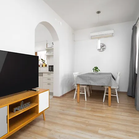 Апартаменти With Parking Space Mugeba, - 24244 Пореч